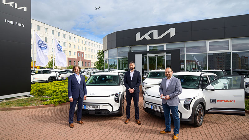 Předávání vozů EV3 zastupitelům společnosti ČEZ distribuce