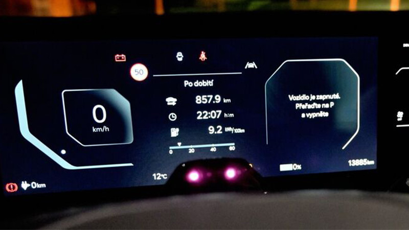 Přístrojová deska s daty o dojezdu 858 km na jedno dobití - Kia EV3