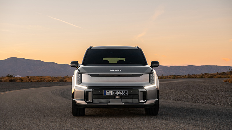 Nové elektrické SUV Kia EV9 GT stříbrné barvy na silnici v pouštní krajině