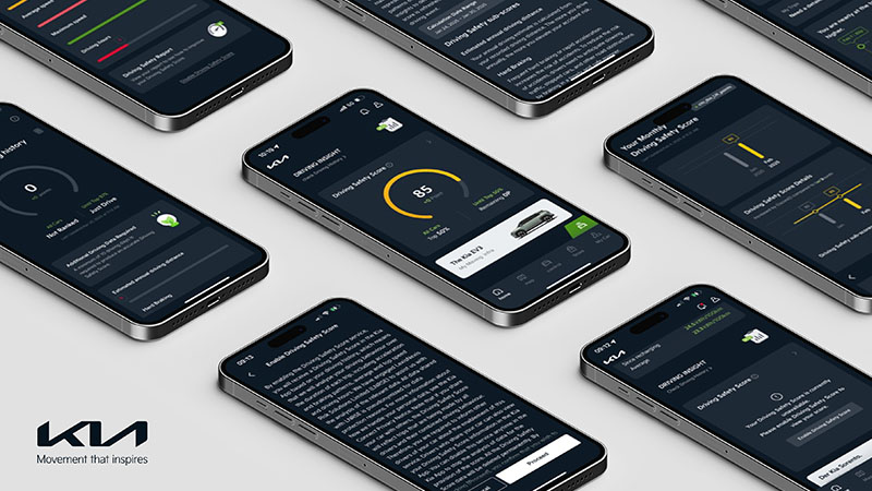 Telefon s aplikací Kia zobrazující skóre stylu jízdy, obklopený dalšími telefony