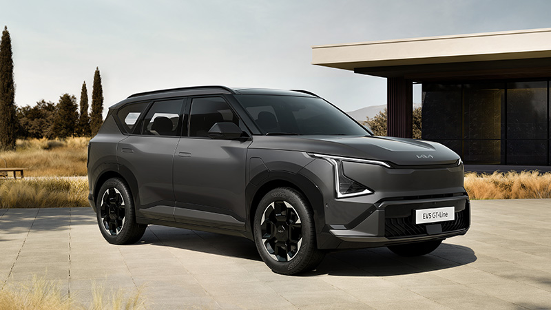 Elektrické SUV Kia EV5 GT-Line šedé barvy, focené zepředu