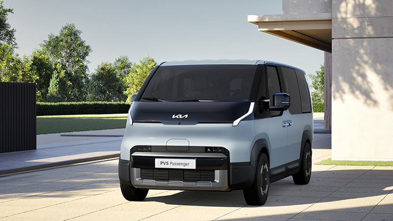 Přední pohled na stříbrný model Kia PV5 v Osobní verzi