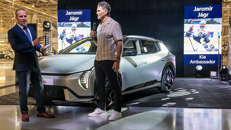Jaromír Jágr během křtu modelu Kia EV4