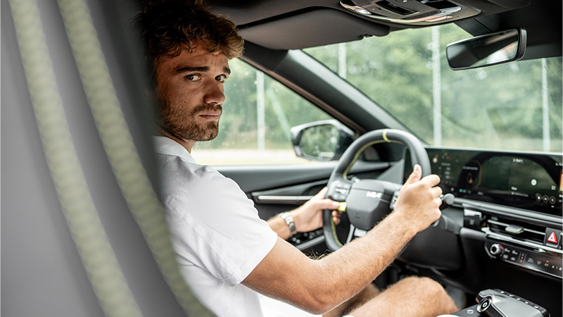 Tomáš Macháč sedí za volantem elektromobilu Kia EV6 GT