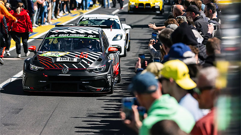 Golf GTI Clubsport 24h projíždějící skrz dav fanoušků