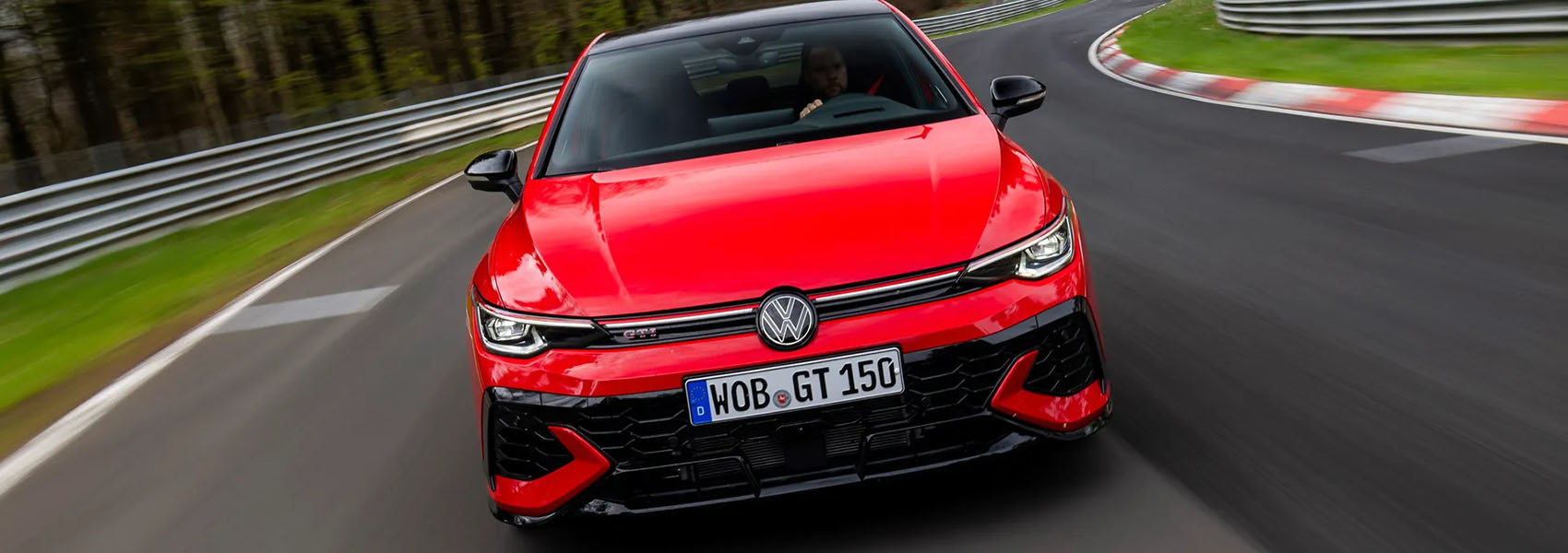 Červený Golf GTI EDITION 50 jedoucí na závodní dráze