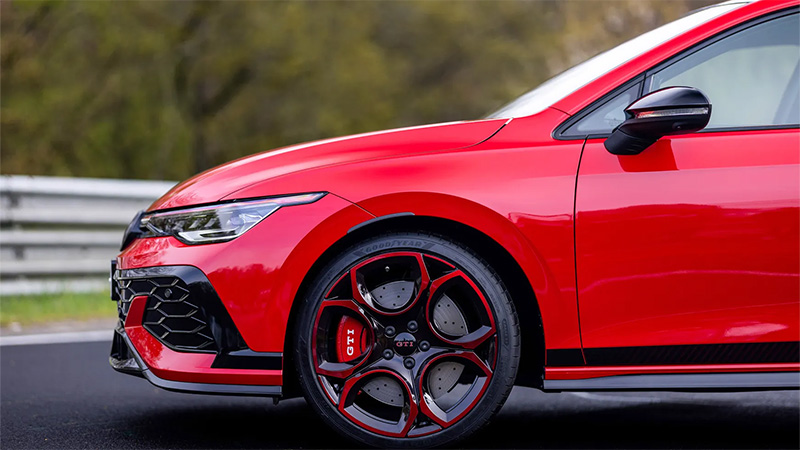Pohled na červená hliníková kola na červeném Golfu GTI EDITION 50