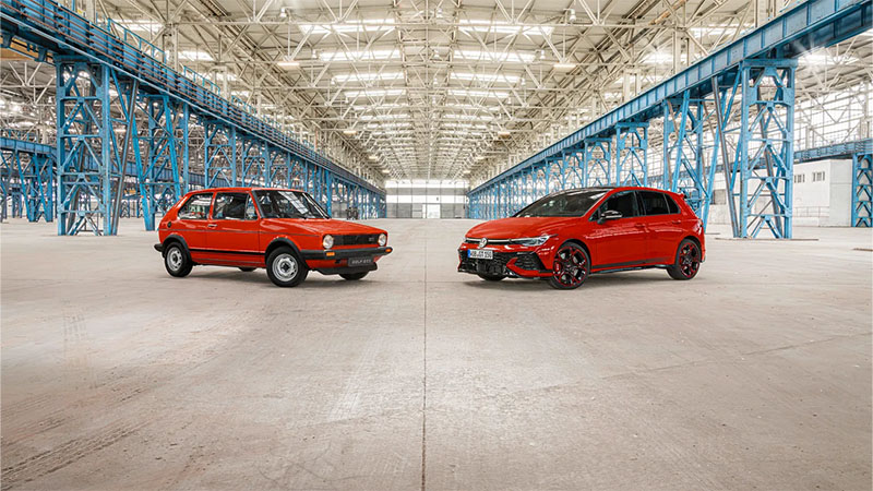 Volkswagen Golf MK1 v porovnání s nejnovějším Golfem GTI EDITION 50 v prázdné hale