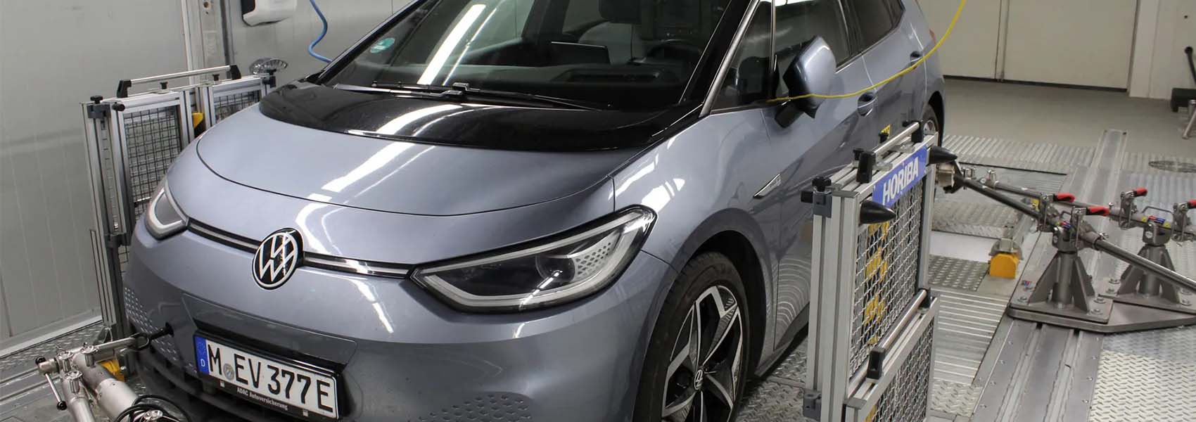 Elektrický vůz Volkswagen ID.3 zepředu během kontroly v autoservisu