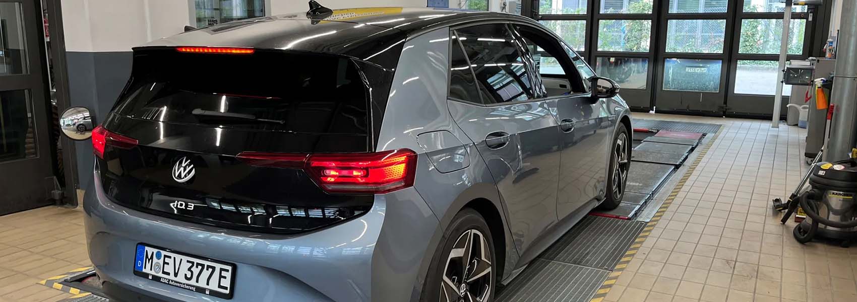 Elektrický vůz Volkswagen ID.3 zezadu během kontroly v autoservisu
