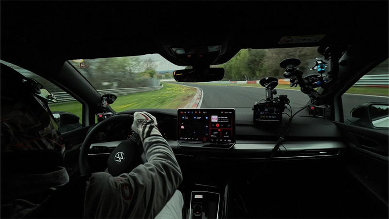 Záběr jízdy z interiéru vozu Golf GTI EDITION 50