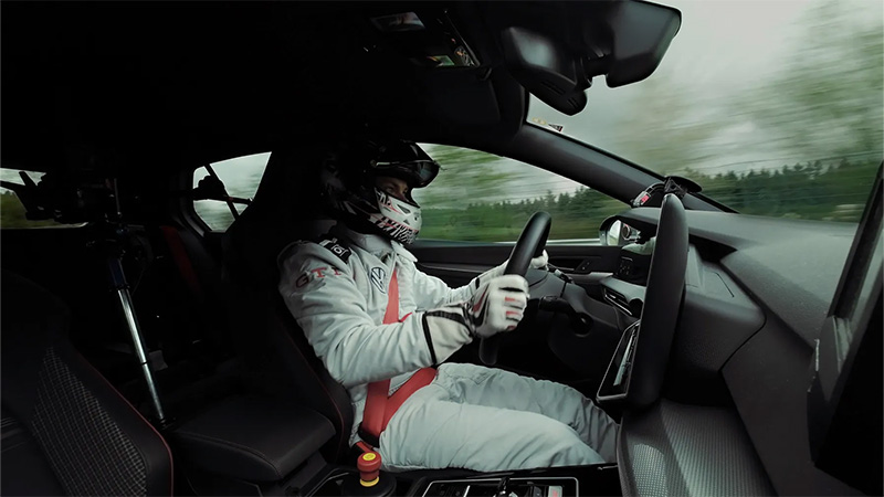 Záběr jízdy z interiéru vozu Golf GTI EDITION 50