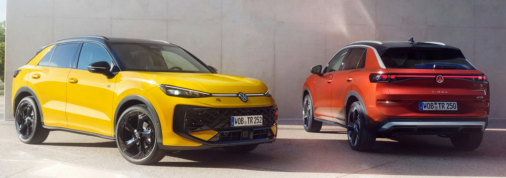 Zaparkovaný červený a žlutý model nového Volkswagen T-Roc