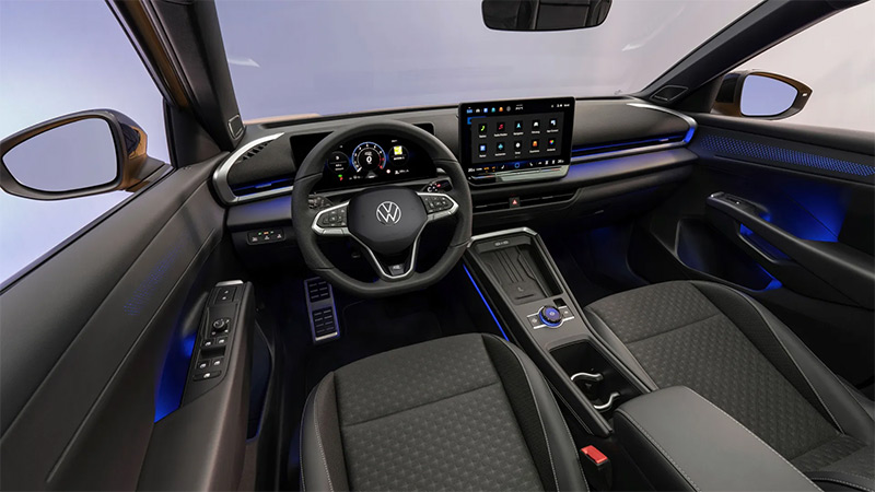 Interiér vozu Nový Volkswagen T-Roc - pohled na palubovou a přístrojovou desku a přední sedadla