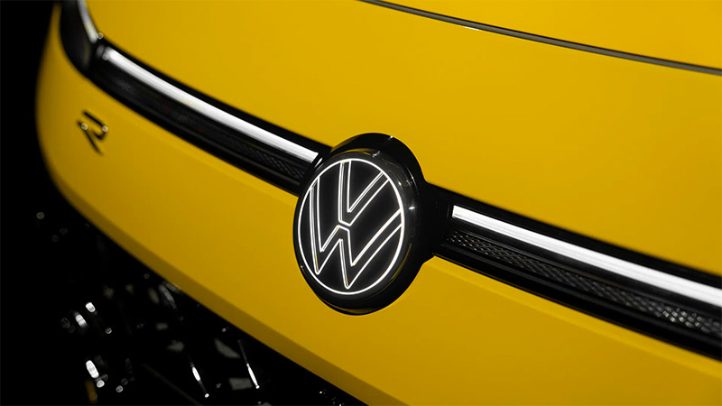 Světelná lišta s osvětleným logem na přední partii vozu Nový Volkswagen T-Roc