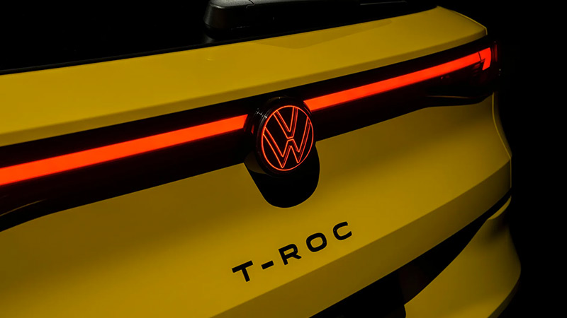 Světelná lišta s osvětleným logem na zadní části vozu Nový Volkswagen T-Roc