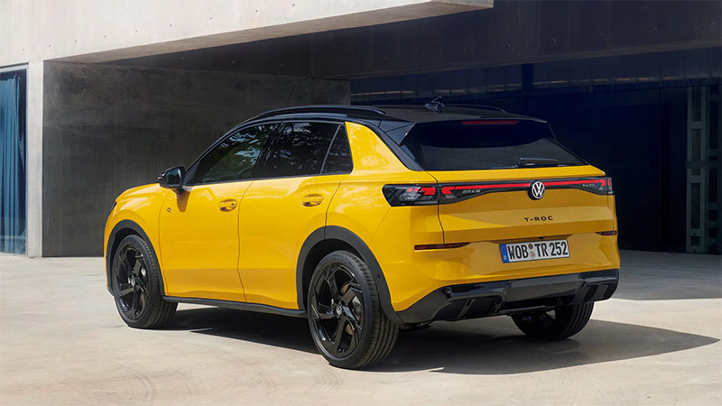 Pohled na žlutý model nové řady Volkswagen T-Roc - pohled na záď a levý bok