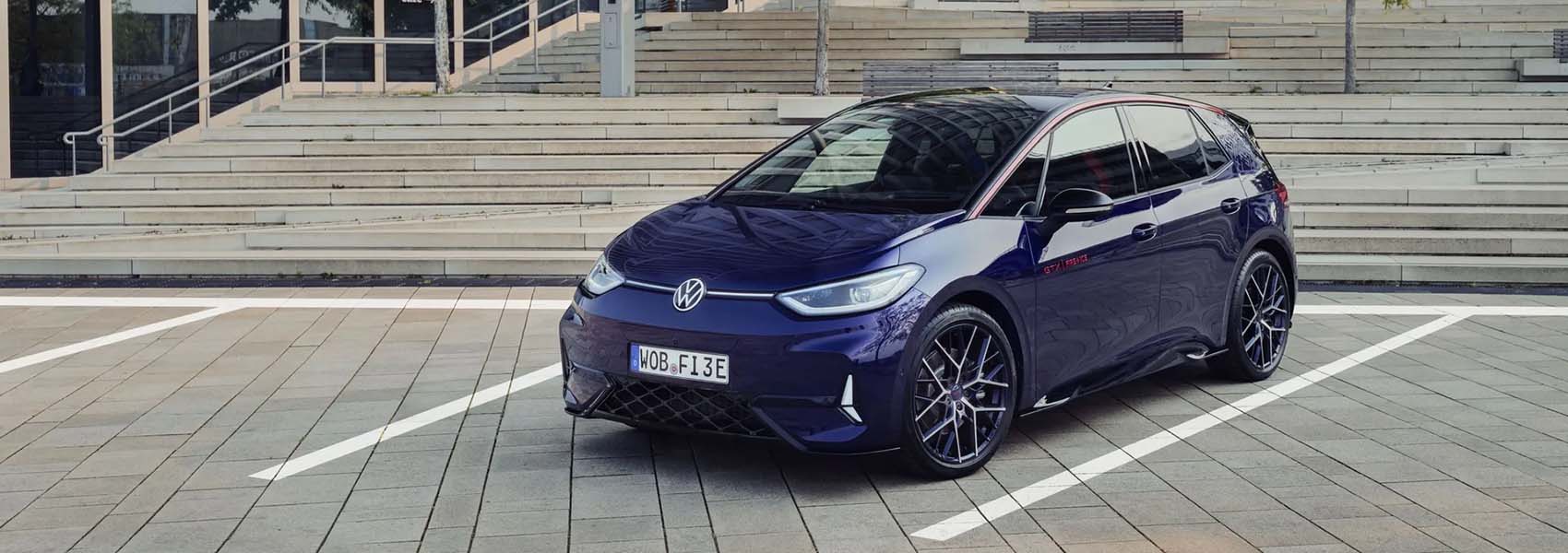 Modrý Volkswagen ID.3 GTX FIRE+ICE stojící na parkovišti