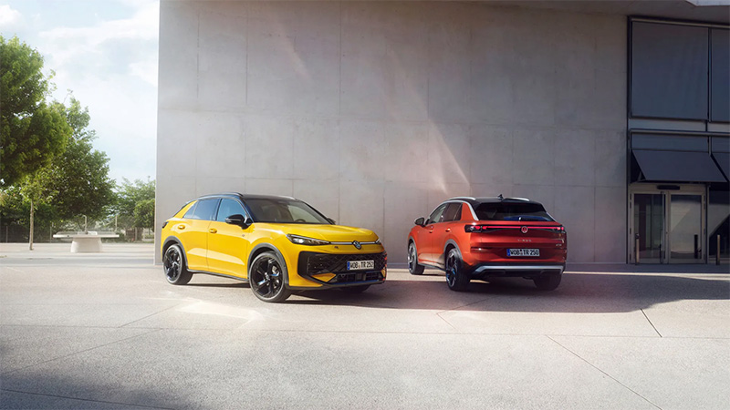Pohled na nové vozy T-Roc ve žluté a červené barvě