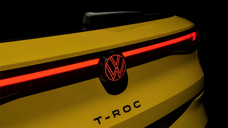 LED lišta s červeně osvětleným logem Volkswagen