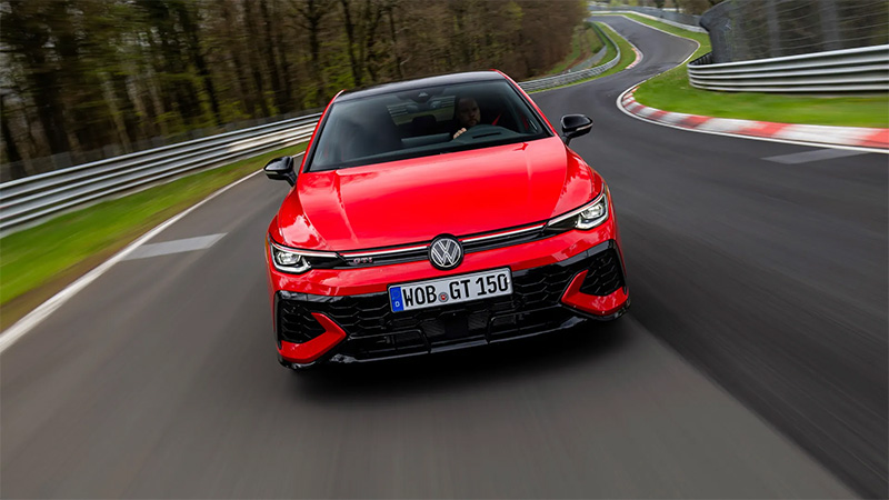 Červený Golf GTI EDITION 50 jedoucí na závodní dráze