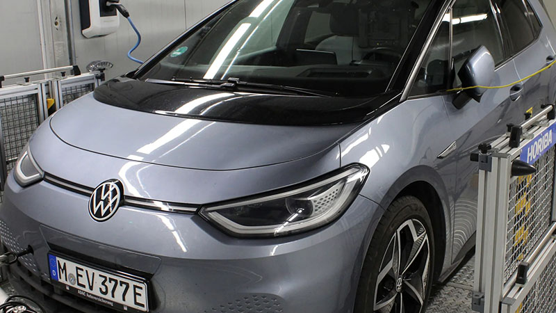 Elektrický vůz Volkswagen ID.3 zepředu během kontroly v autoservisu