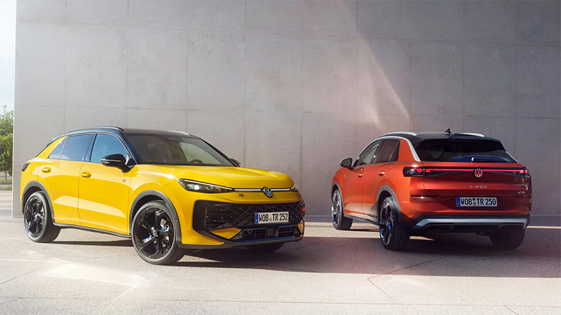 Zaparkovaný červený a žlutý model nového Volkswagen T-Roc