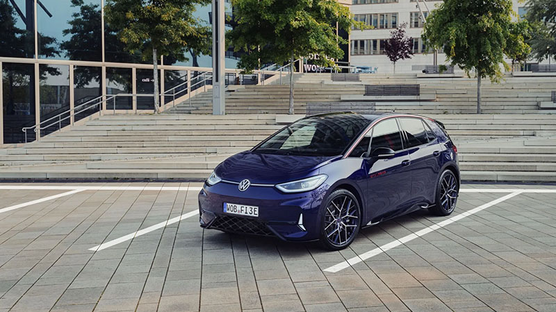 Modrý Volkswagen ID.3 GTX FIRE+ICE stojící na parkovišti