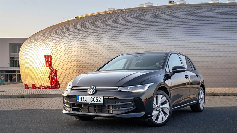 Přední pohled na Volkswagen Golf v černé barvě