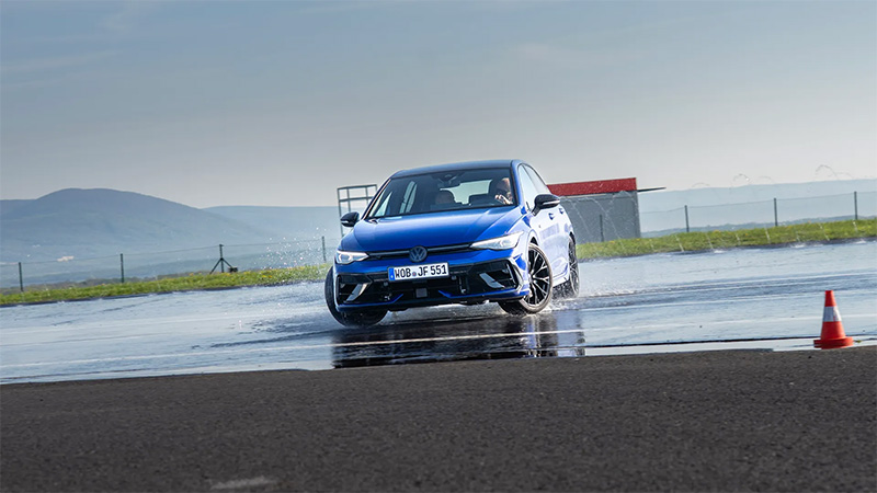 Modrý Volkswagen Golf na dráze
