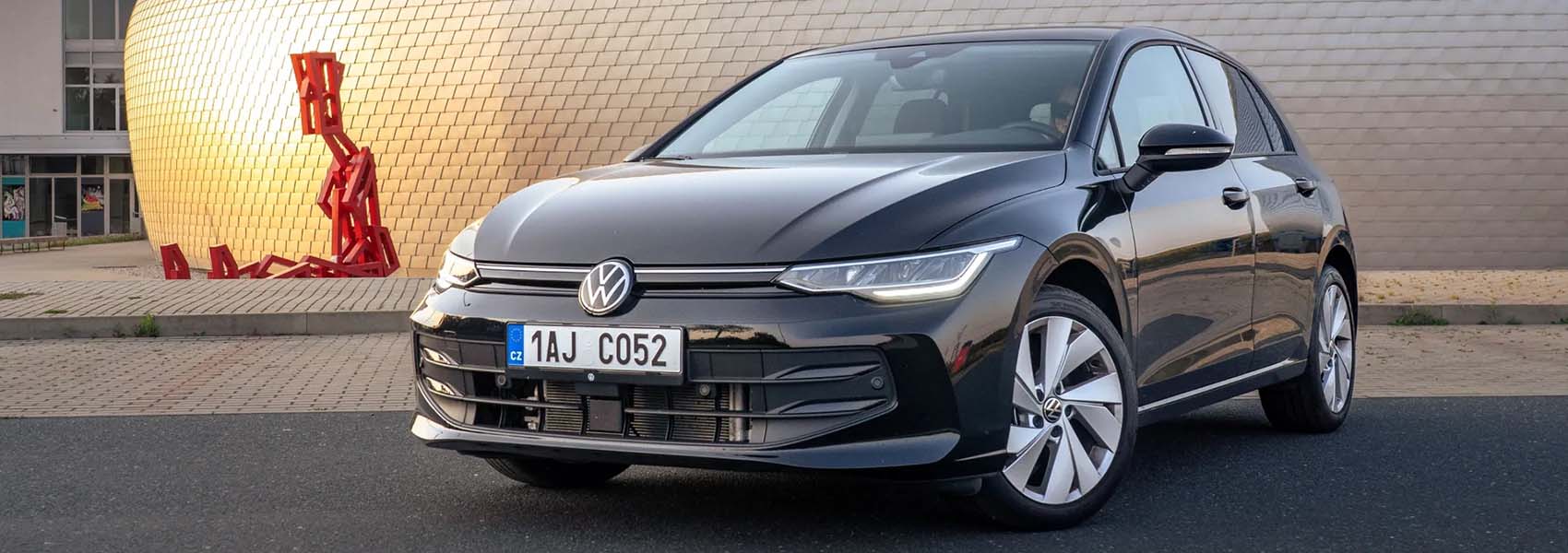 Přední pohled na Volkswagen Golf v černé barvě