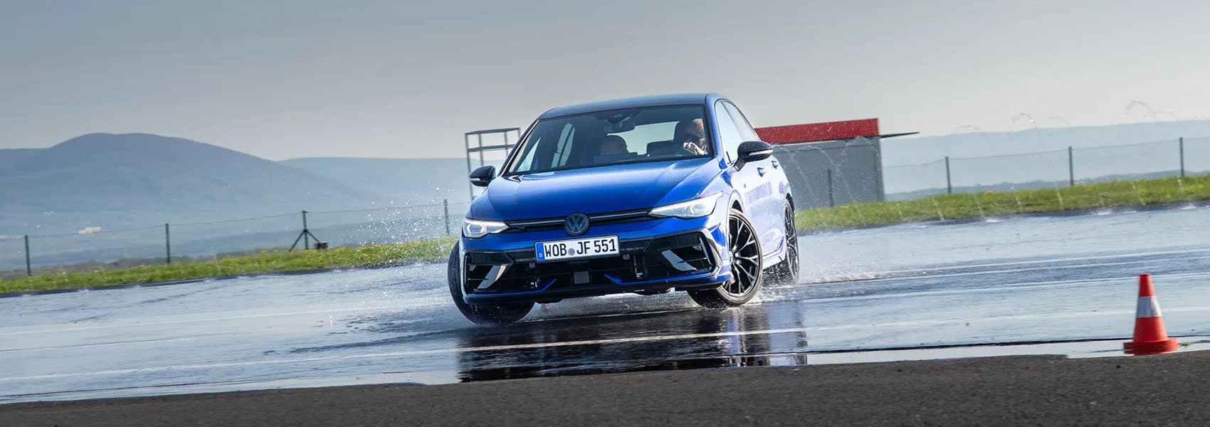 Modrý Volkswagen Golf na dráze