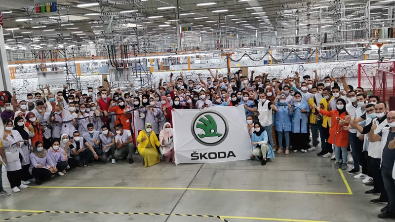 ŠKODA AUTO posiluje výrobu kabelových svazků