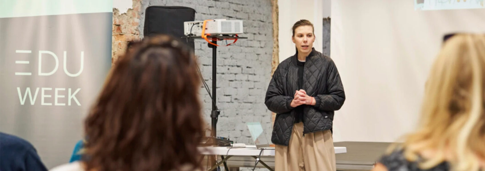 Účastníci vzdělávací akce EDU Week během workshopu o digitálních nástrojích