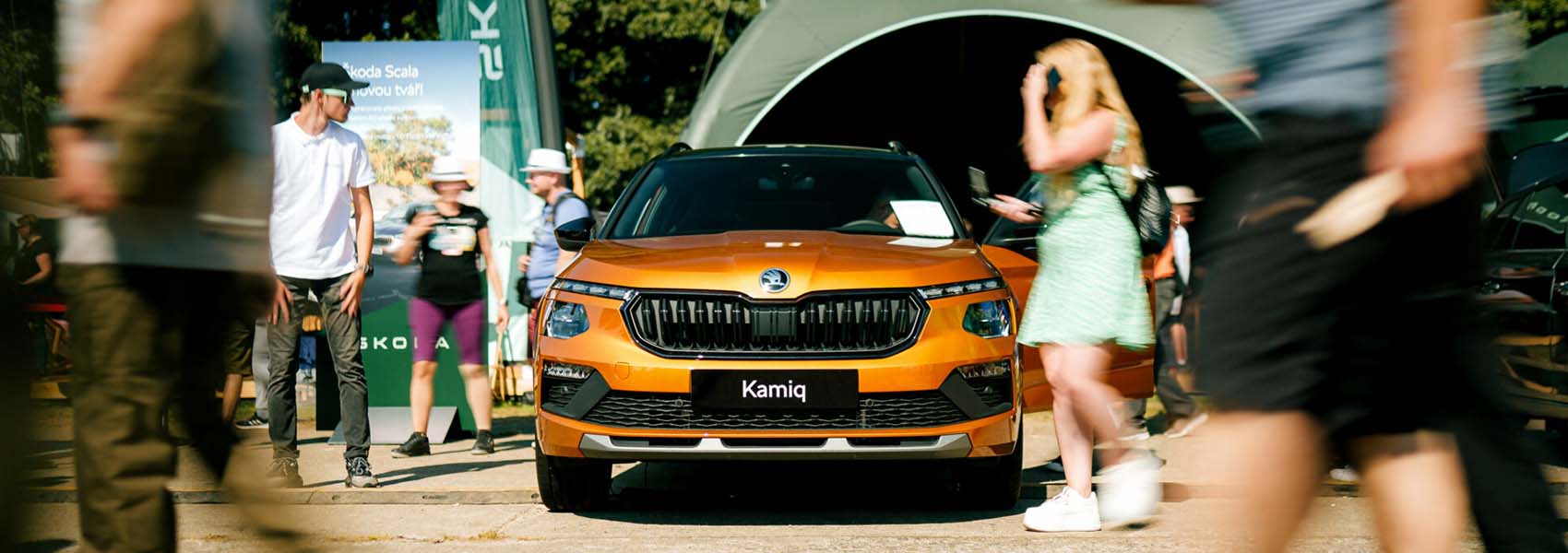 Oranžová Škoda Kamiq vystavený na dnech NATO v Ostravě,  s návštěvníky v pozadí