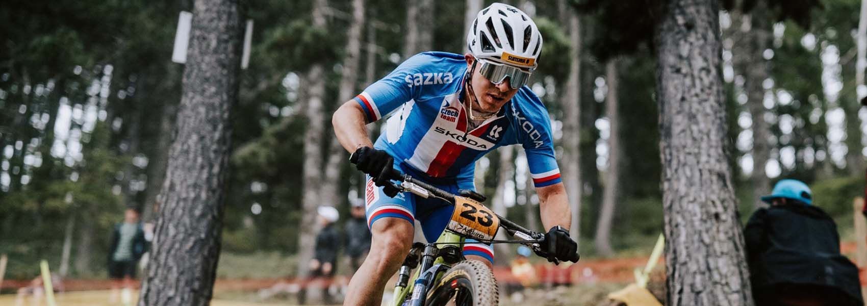 Horský cyklista na trati závodu