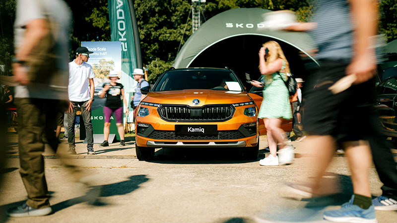 Oranžová Škoda Kamiq vystavený na dnech NATO v Ostravě, s návštěvníky v pozadí