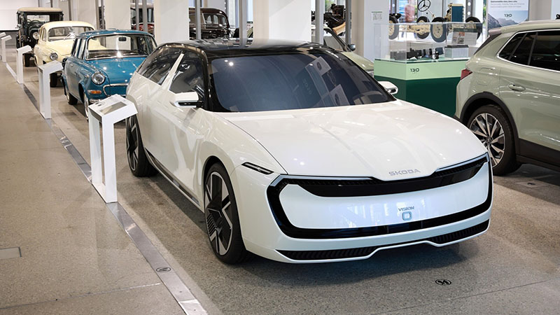 Bílá Škoda Vision O zaparkovaná ve Škoda Muzeum
