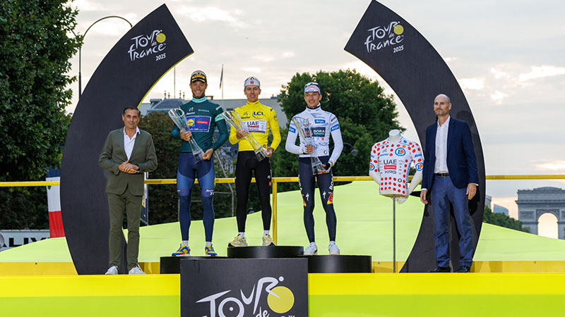 Vítěz Tour de France převzal trofej navrženou týmem Škoda