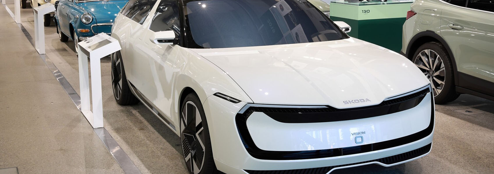 Bílá Škoda Vision O zaparkovaná ve Škoda Muzeum