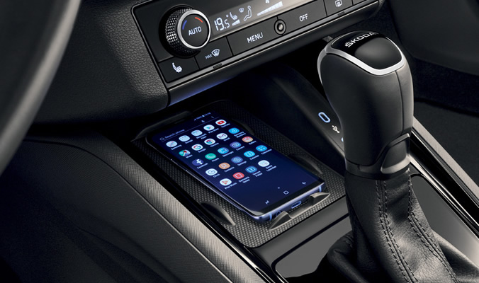 ŠKODA KAMIQ - Bezdrátové nabíjení a USB-C