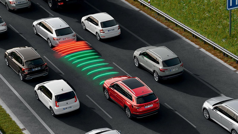 skoda kodiaq asistent pri jizde v kolone